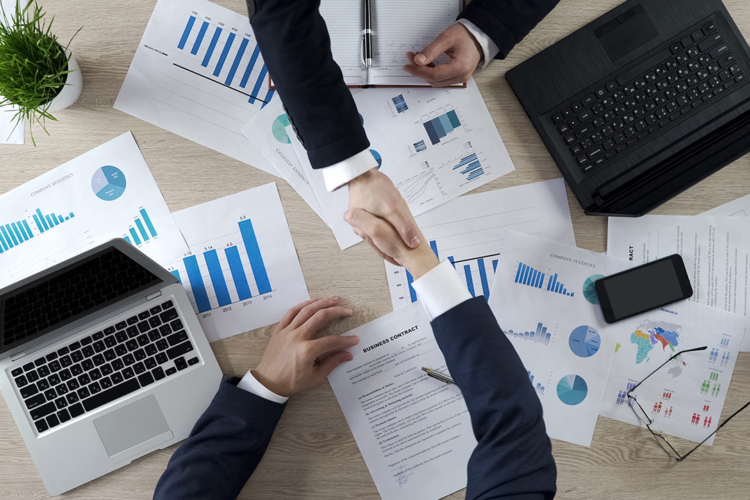 Procurement leaders collaborating on solutions to overcome challenges in end to end procurement